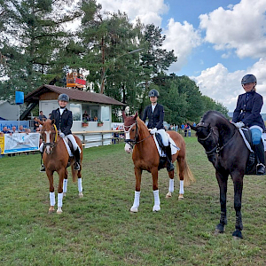 Junioren:  Platz: Anna-Maria Locher mit Golden Prince WE, RSG Birkeschbach-Ittenhausen Platz: Anna Dobler mit Diamant, RFV Hauerz Platz: Jule Marie Gissa mit Blacky, RFV Herbertingen