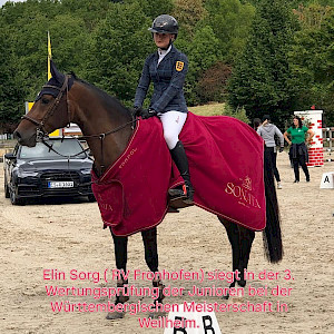 Wir gratulieren der Siegerin der 3. Wertungsprüfung Junioren: Elin Sorg (RFV Fronhofen) mit Urmel! 🐎🏆💙