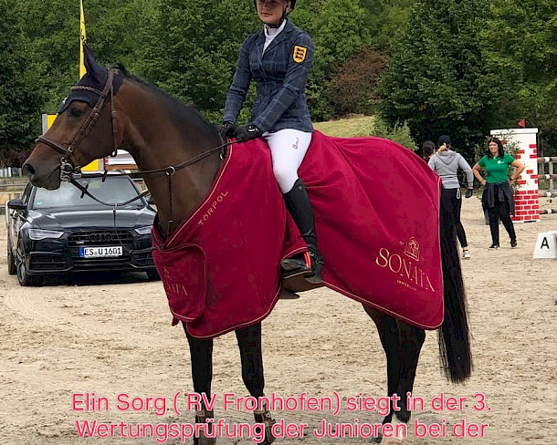 Wir gratulieren der Siegerin der 3. Wertungsprüfung Junioren: Elin Sorg (RFV Fronhofen) mit Urmel! 🐎🏆💙
